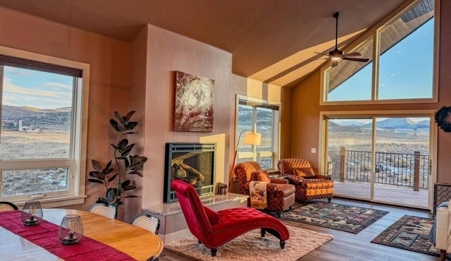 Epic Views, Luxury Retreat, Hot tub, Family + Pets