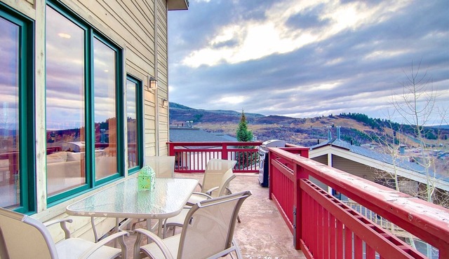 Epic Views-Near Free Mtn/Town Bus Stop/Trails-2 Car Garage-Deck-Fenced Patio-Grill-W/D in TH-Dogs OK
