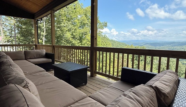 Epic Views! New & Modern Cabin Hot Tub Spacious/Clean!