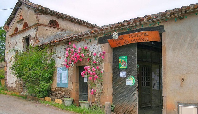 Equestrian relay of the old house