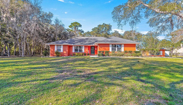 EQUESTRIAN THEMED HOME WITH PRIVATE POOL, CLOSE TO WEC AND FAST, PET FRIENDLY