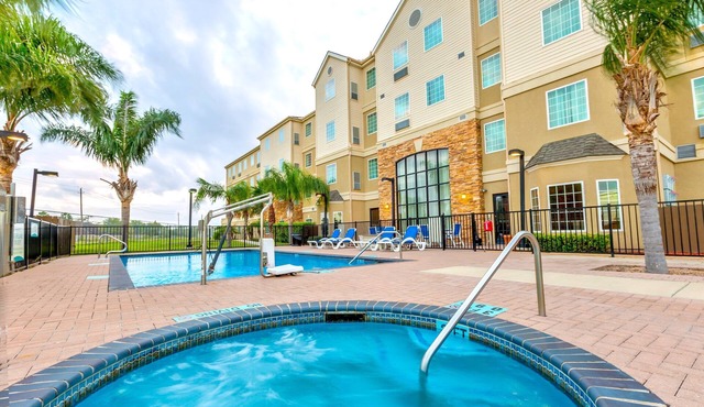 Equipped Studio | Free Daily Breakfast, Pool + Business Center