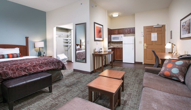 Equipped Studio Near Bush Field Airport | Free Daily Breakfast