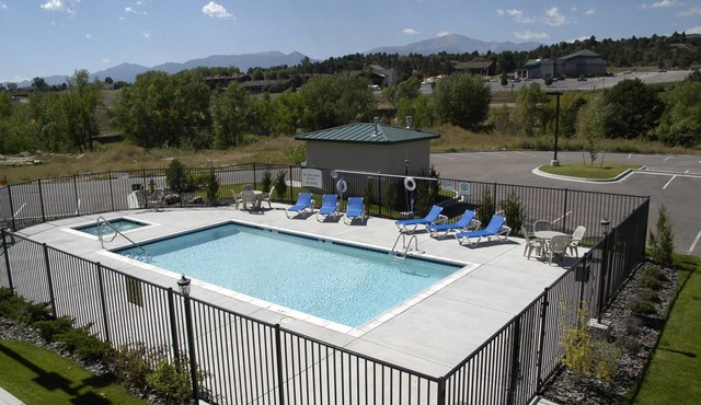 Equipped Suite with FREE Breakfast, Outdoor Pool + Gym Access