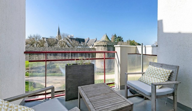 Er Varech Apartment – Duplex with Balcony, Wi-Fi & Ramparts View