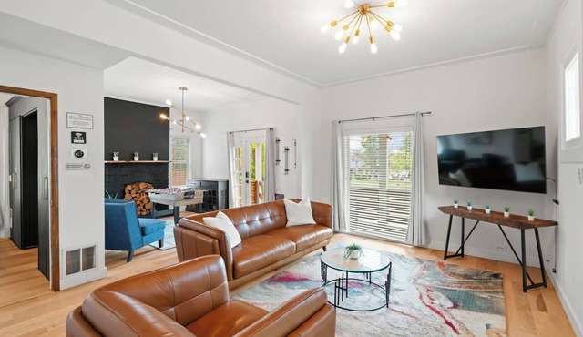 Era & Edge | 3BR Victorian at 9th & 9th, Yard, Dog