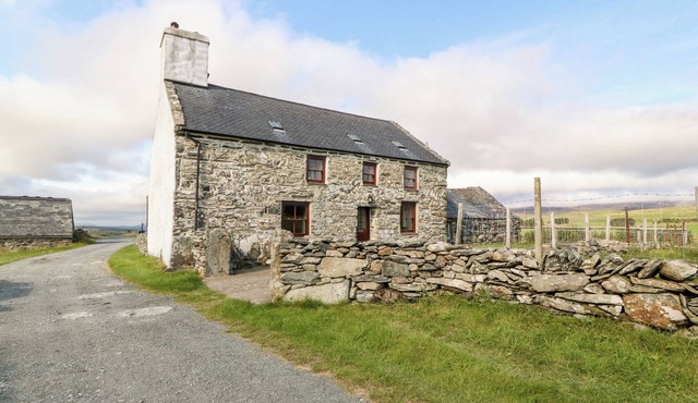 EREINIOG, family friendly, with open fire in Tremadog