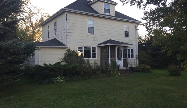 Erica's Farmhouse ~ Lodging By The Lily Pond