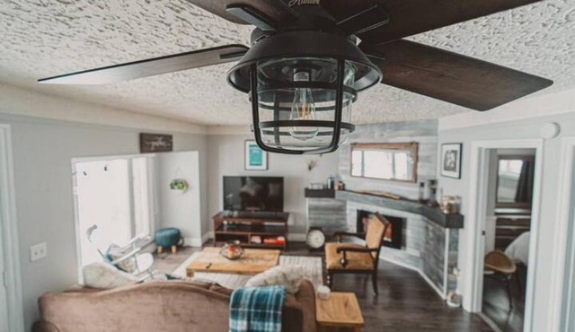 Erie Breeze Cottage, right on Lake Erie, EPIC wine route!