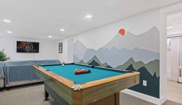 Erie Escape-Billiards Table- Skee-Ball- Hot Tub!