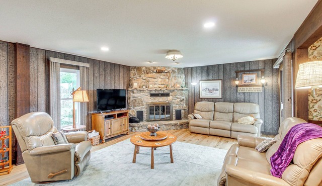 Erie Farmhouse w/Fire Pit + Grill: Pets Welcome!