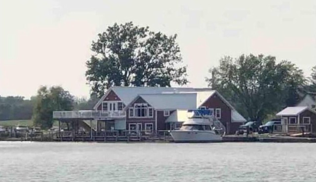 Erie Shores Retreat family cottage with hot tub!!