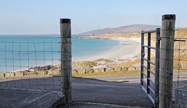 ERISKAY VIEWS COTTAGE, family friendly in Eriskay, South Uist