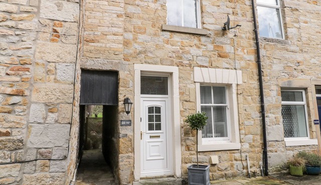 ERMYSTED'S COTTAGE, with a garden in Skipton