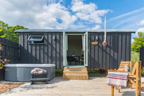 Ernest by Bloom Stays