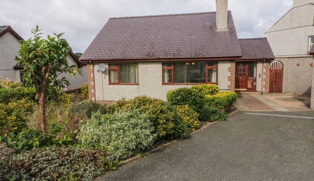 ERYL, pet friendly, with open fire in Nefyn