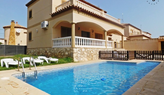 Pleasant villa with pool (A)