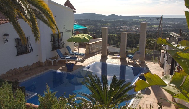 Apartment in villa. EXCLUSIVE USE OF A MAGNIFICENT SALT POOL.