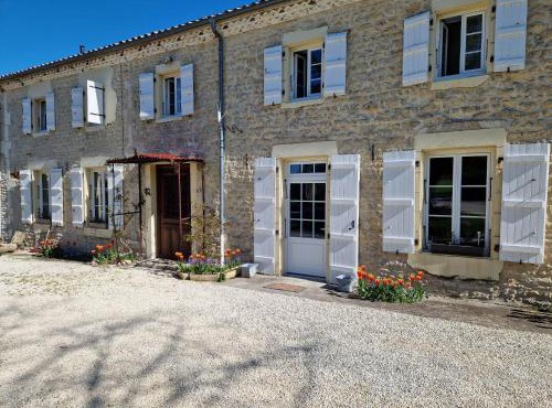 ESCALE AU CLOS SAINT MARTIN DE JUILLERS Gîtes et Chambres d'hôtes