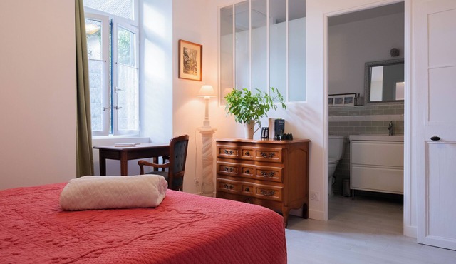 ESCALE BLEUE Private guest room with bathroom & lounge in 1930s boutique