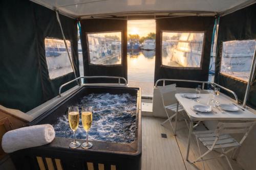 Escapade en Bateau terrasse mini spa option payante