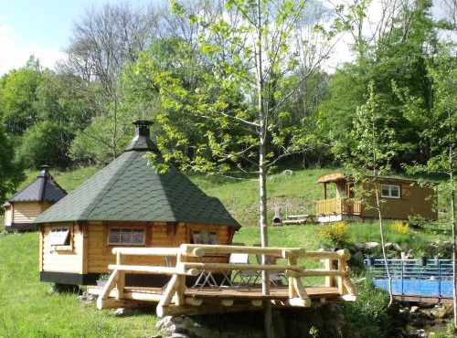Escapade Romantique: Cabane avec Terrasse Panoramique, Poêle à Bois et Éclairage Multicolore - FR-1-589-441
