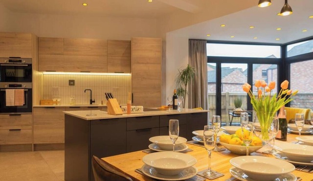 Escape 2 Unwind At The Parade, Accommodates 10