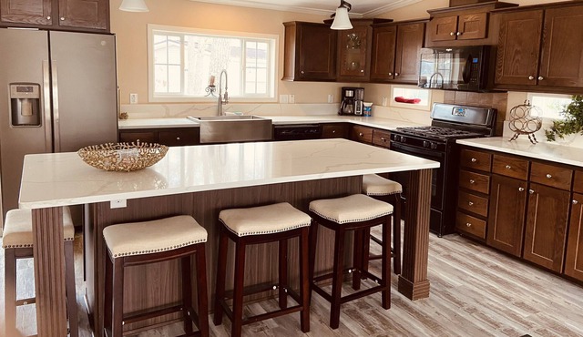 Escape and stay in this luxury home near lake/Fresh air & wildlife-Pet Friendly