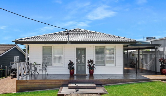 Escape@cavesbeach - Coastal getaway less than 10 mins walk to the beach.