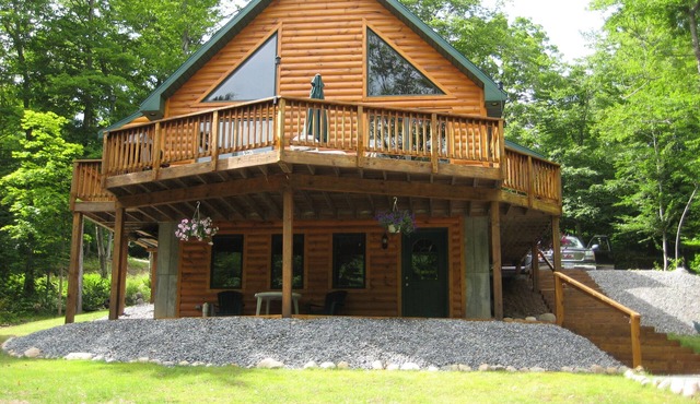 Escape & Enjoy a Cozy 3-bedroom cabin in wonderful Old Forge/Winter Season Ava