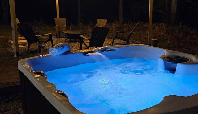 Escape for 8. HotTub, Gym, Firepit, Brook & Big Yard Near Outdoor Adventures