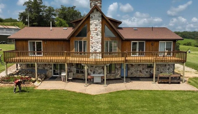 Escape from the stresses of city life and come visit Wildhaven's Country Manor!