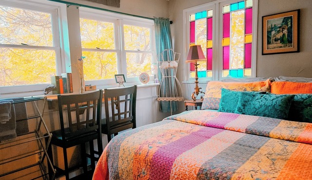 Escape from the Ordinary in a Quirky Eurekan Cottage, WiFi & AC- Sam's Workshop