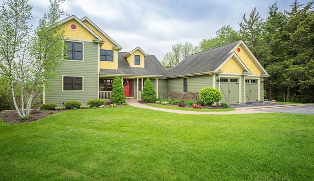 Escape! Hot Tub, Fire Pit, 3 Decks, WiFi, Pool Table