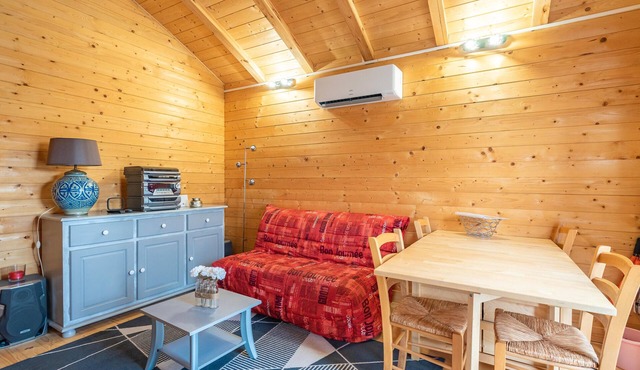 "Escape in complete serenity: Charming chalet with private pool and terrace in Saujon"