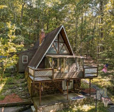 Escape in our Rain-Forest A-Frame Retreat with Hot Tub at The Kairos Cabin