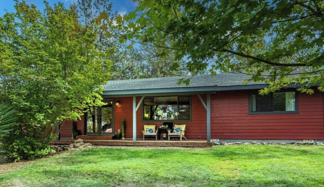 Escape in the Pines - Cozy 3BR & Hot Tub