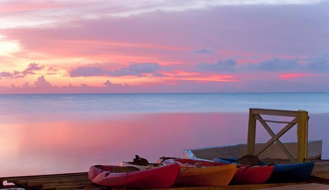 Escape in this 2 Sun-Kissed Studios w/Gulf views! Perfect place for relaxation!