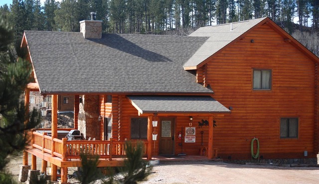 Escape into the countryside. Spacious log home.