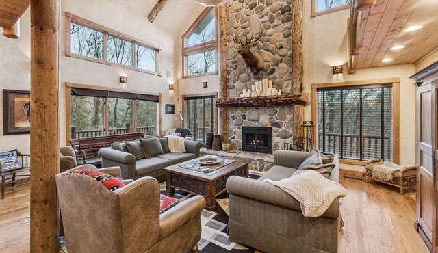 Escape Lodge - Hot Tub, Large Deck, Sauna, Gym.