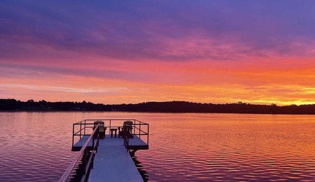 Escape on Lake Greenwood: Kayaks, Beach, Pier, Firepit, Putting Green, & More!