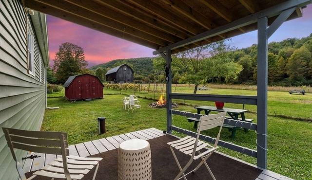 Escape & Recharge: Cabin Near Top Attractions!