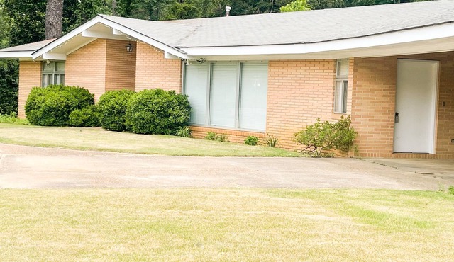 Escape: Relaxing 3-BR Home near Meridian & Casinos. Spacious, Glassed-in Patio