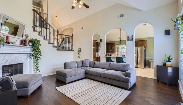 Escape Room + Hot Tub, Game Room, 100lbs of Legos - Frisco Gathering House