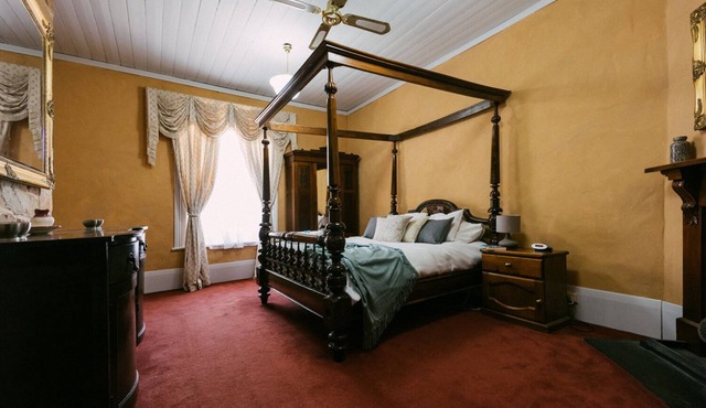 Escape & Step Back in Time. Spa Wood Fire 4 Poster Bed! Mintaro Hideaway Scholar