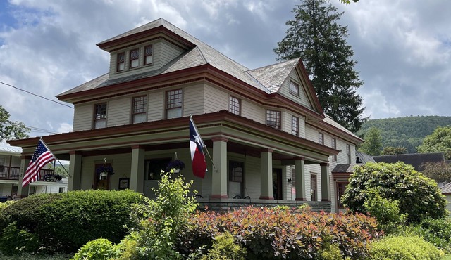 Escape the City- 5-star Huge Craftsman style home on Main St. Built in 1915