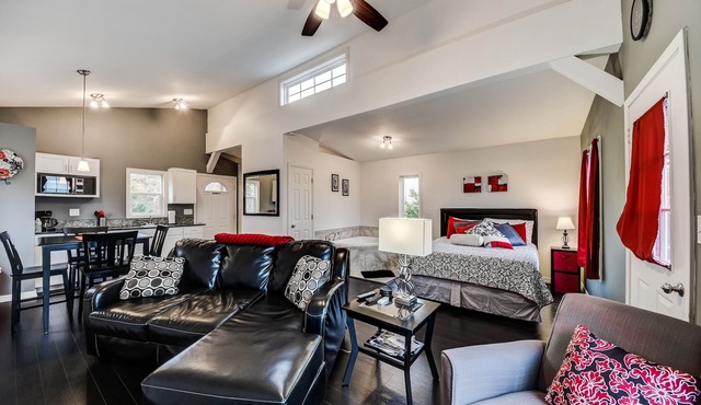 ESCAPE THE CITY! Cozy Lakeview Treehouse Retreat-Your Private Paradise
