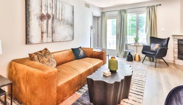 Escape the City in our Chalet Townhouse for 8 - w/ Jacuzzi & Access to Pool /Gym