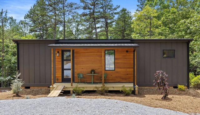 Escape to a 2BR/1BA tiny home in the N Georgia mountains. Cook meals, cozy up by the wood-burning stove, refresh in the spa-style shower, and enjoy crisp winter mountain air from your private deck. Perfect for city escapes and romantic weekends.
