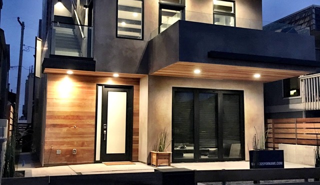 Escape to a Coastal Retreat: Modern 5-Star Beachfront Home w/360 Ocean Views!